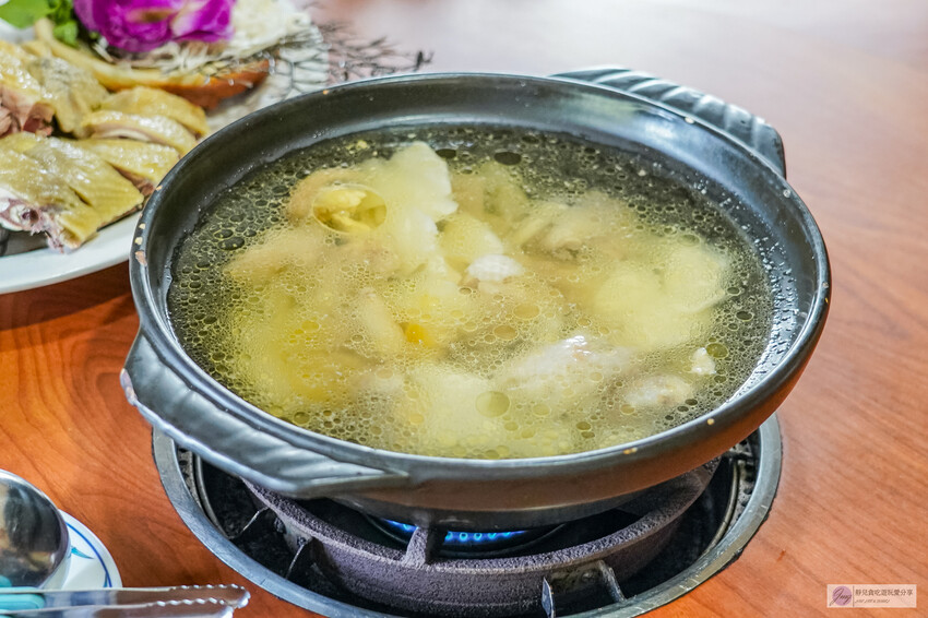 桃園龜山隱藏版！深山鐵皮屋「逗陣來土雞城」必吃自家養殖土雞，平價多人聚餐首選。