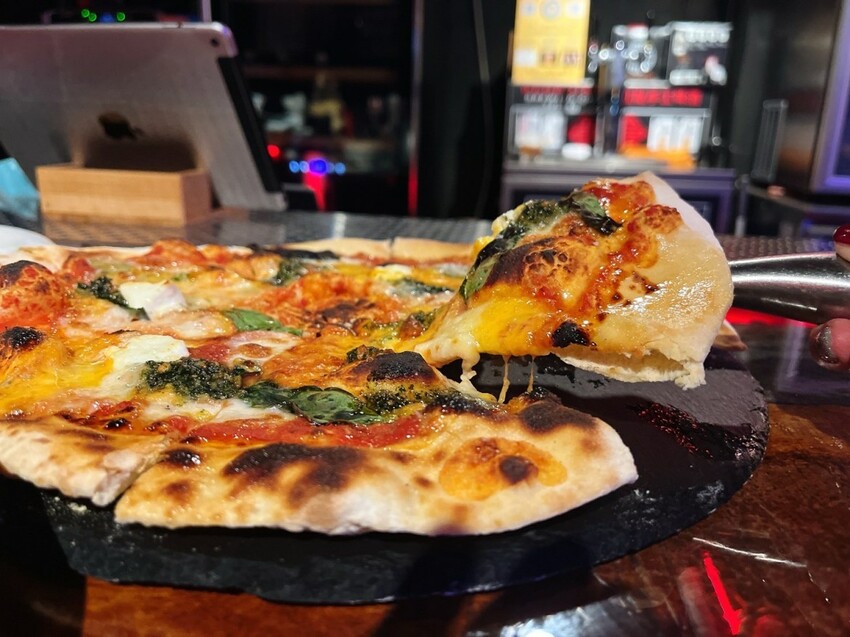 台北市大同區台北車站餐酒館推薦｜黑媽台北Bad Mama，隱藏在老宅小巷裡的神秘藝術酒吧，陪你嗨到凌晨半夜！週四還有披薩