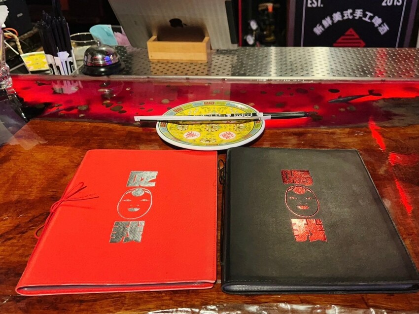 台北市大同區台北車站餐酒館推薦｜黑媽台北Bad Mama，隱藏在老宅小巷裡的神秘藝術酒吧，陪你嗨到凌晨半夜！週四還有披薩