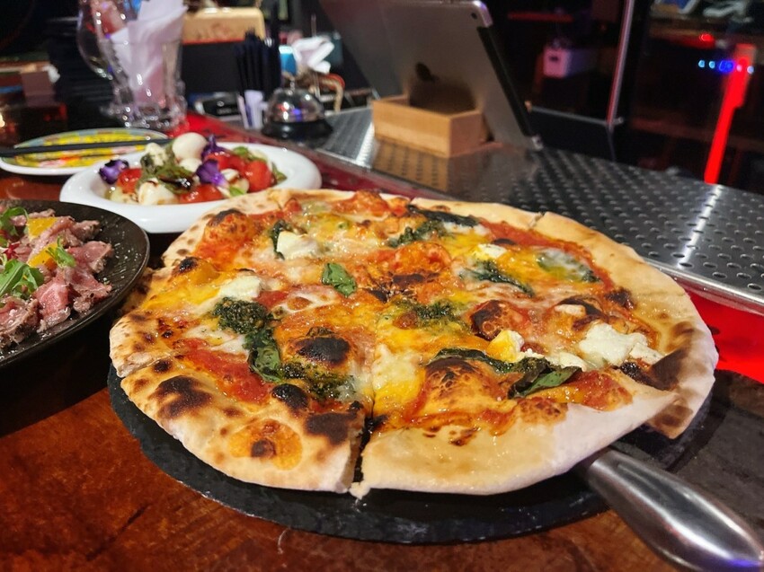 台北市大同區台北車站餐酒館推薦｜黑媽台北Bad Mama，隱藏在老宅小巷裡的神秘藝術酒吧，陪你嗨到凌晨半夜！週四還有披薩