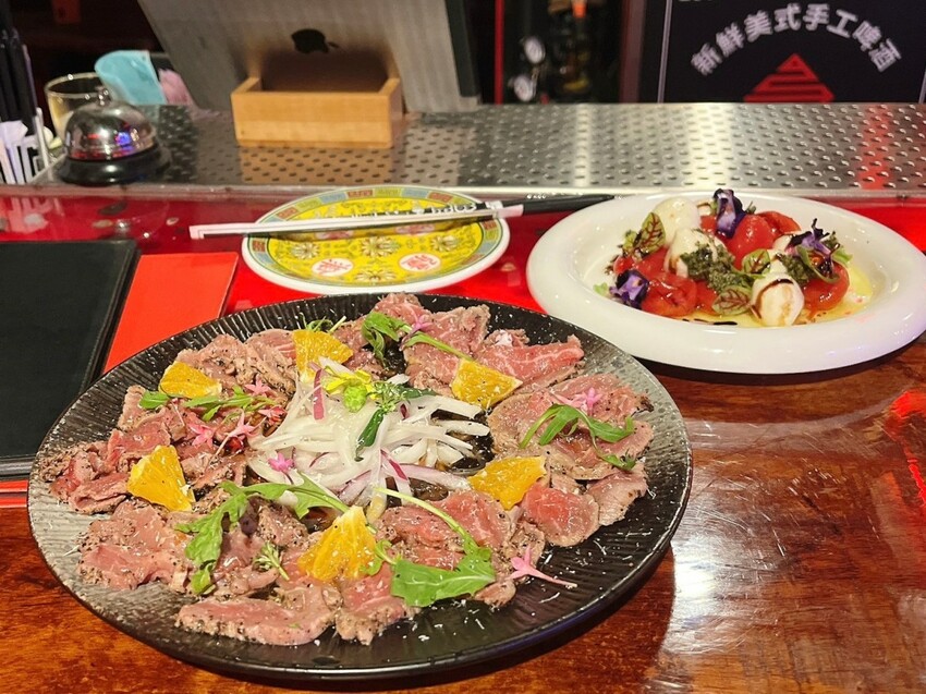 台北市大同區台北車站餐酒館推薦｜黑媽台北Bad Mama，隱藏在老宅小巷裡的神秘藝術酒吧，陪你嗨到凌晨半夜！週四還有披薩