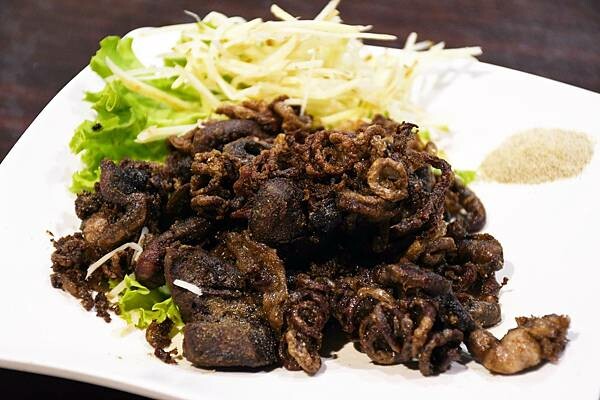 高雄市前金區三五好友小聚的好去處~【酒番海鮮燒烤】歡愉的氣氛吃點小炒最對味,還有多樣燒烤、炸物來搭配,豐富又多元