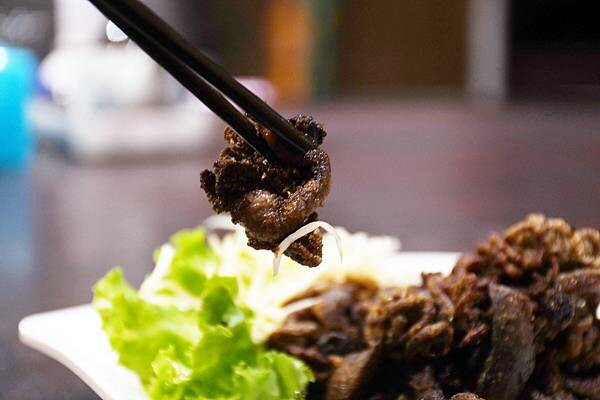 高雄市前金區三五好友小聚的好去處~【酒番海鮮燒烤】歡愉的氣氛吃點小炒最對味,還有多樣燒烤、炸物來搭配,豐富又多元