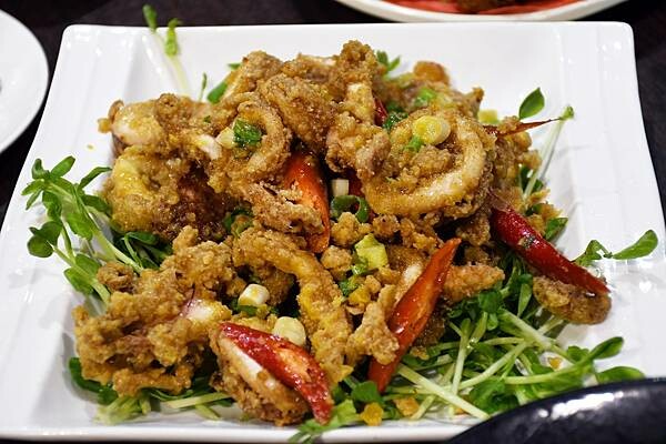 高雄市前金區三五好友小聚的好去處~【酒番海鮮燒烤】歡愉的氣氛吃點小炒最對味,還有多樣燒烤、炸物來搭配,豐富又多元