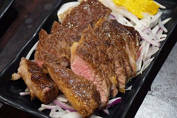 高雄市前金區三五好友小聚的好去處~【酒番海鮮燒烤】歡愉的氣氛吃點小炒最對味,還有多樣燒烤、炸物來搭配,豐富又多元