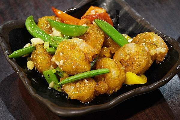 高雄市前金區三五好友小聚的好去處~【酒番海鮮燒烤】歡愉的氣氛吃點小炒最對味,還有多樣燒烤、炸物來搭配,豐富又多元