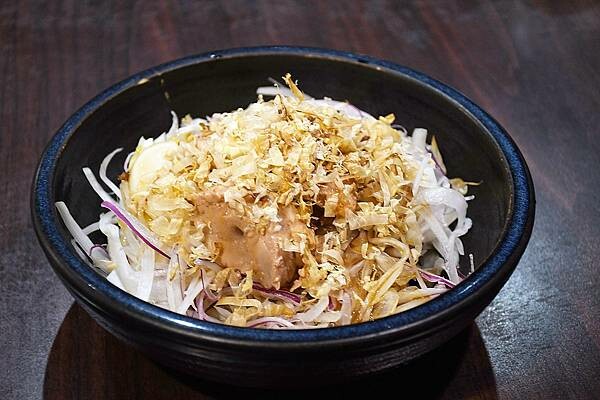 高雄市前金區三五好友小聚的好去處~【酒番海鮮燒烤】歡愉的氣氛吃點小炒最對味,還有多樣燒烤、炸物來搭配,豐富又多元