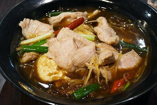 高雄市前金區三五好友小聚的好去處~【酒番海鮮燒烤】歡愉的氣氛吃點小炒最對味,還有多樣燒烤、炸物來搭配,豐富又多元