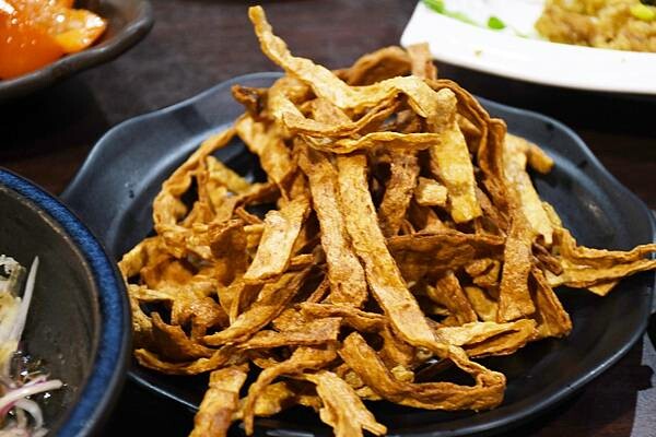 高雄市前金區三五好友小聚的好去處~【酒番海鮮燒烤】歡愉的氣氛吃點小炒最對味,還有多樣燒烤、炸物來搭配,豐富又多元