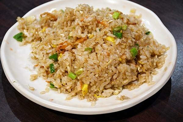 高雄市前金區三五好友小聚的好去處~【酒番海鮮燒烤】歡愉的氣氛吃點小炒最對味,還有多樣燒烤、炸物來搭配,豐富又多元