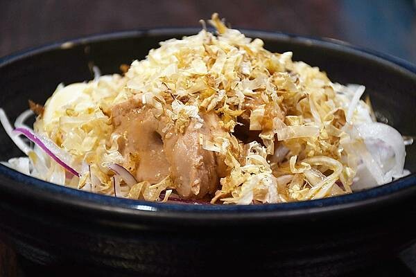 高雄市前金區三五好友小聚的好去處~【酒番海鮮燒烤】歡愉的氣氛吃點小炒最對味,還有多樣燒烤、炸物來搭配,豐富又多元