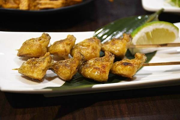 高雄市前金區三五好友小聚的好去處~【酒番海鮮燒烤】歡愉的氣氛吃點小炒最對味,還有多樣燒烤、炸物來搭配,豐富又多元