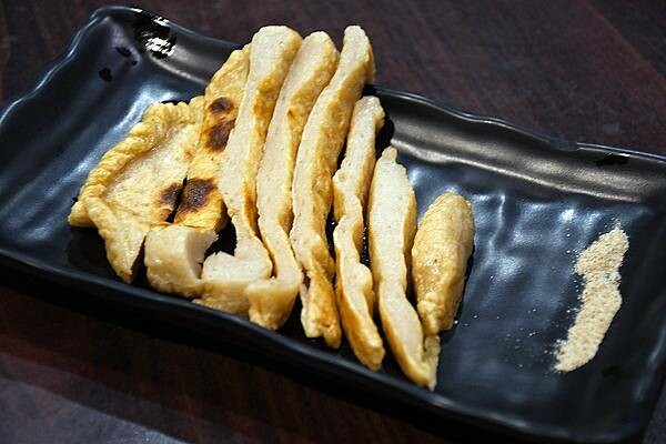 高雄市前金區三五好友小聚的好去處~【酒番海鮮燒烤】歡愉的氣氛吃點小炒最對味,還有多樣燒烤、炸物來搭配,豐富又多元