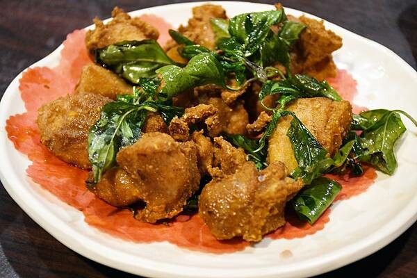 高雄市前金區三五好友小聚的好去處~【酒番海鮮燒烤】歡愉的氣氛吃點小炒最對味,還有多樣燒烤、炸物來搭配,豐富又多元