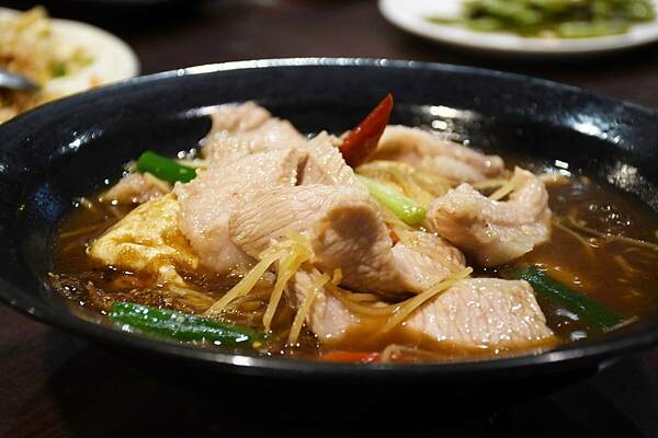 高雄市前金區三五好友小聚的好去處~【酒番海鮮燒烤】歡愉的氣氛吃點小炒最對味,還有多樣燒烤、炸物來搭配,豐富又多元