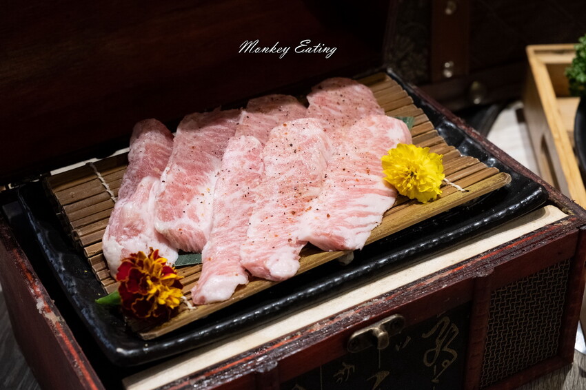 【台中北區】山鯨燒肉│漢口路燒肉推薦,浮誇系A5和牛燒肉、超美裝潢一秒到日本!還有免費和服體驗 - 貪吃猴的幻想