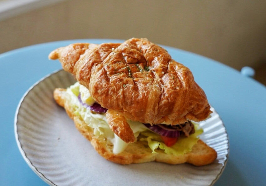 賣場旁超隱密手作甜點!平日下午兩點蛋糕櫃已空,拿鐵一杯才80元~