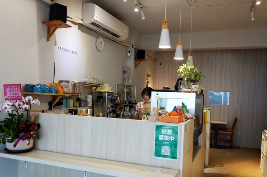 賣場旁超隱密手作甜點!平日下午兩點蛋糕櫃已空,拿鐵一杯才80元~