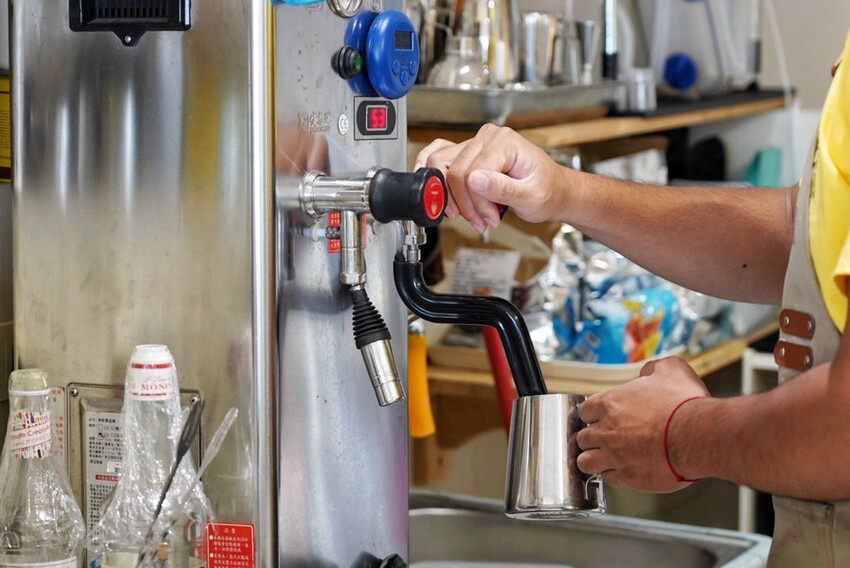 賣場旁超隱密手作甜點!平日下午兩點蛋糕櫃已空,拿鐵一杯才80元~