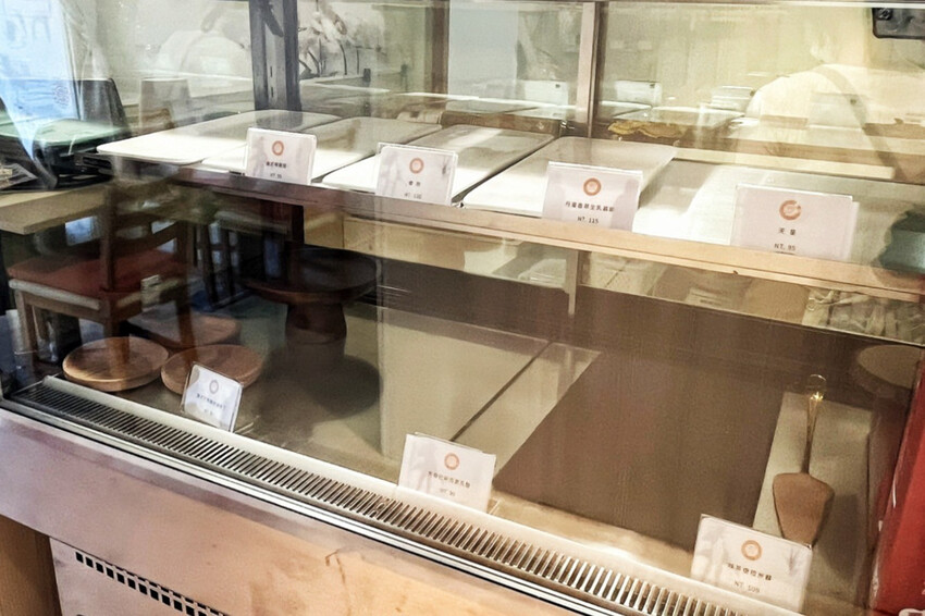 賣場旁超隱密手作甜點!平日下午兩點蛋糕櫃已空,拿鐵一杯才80元~
