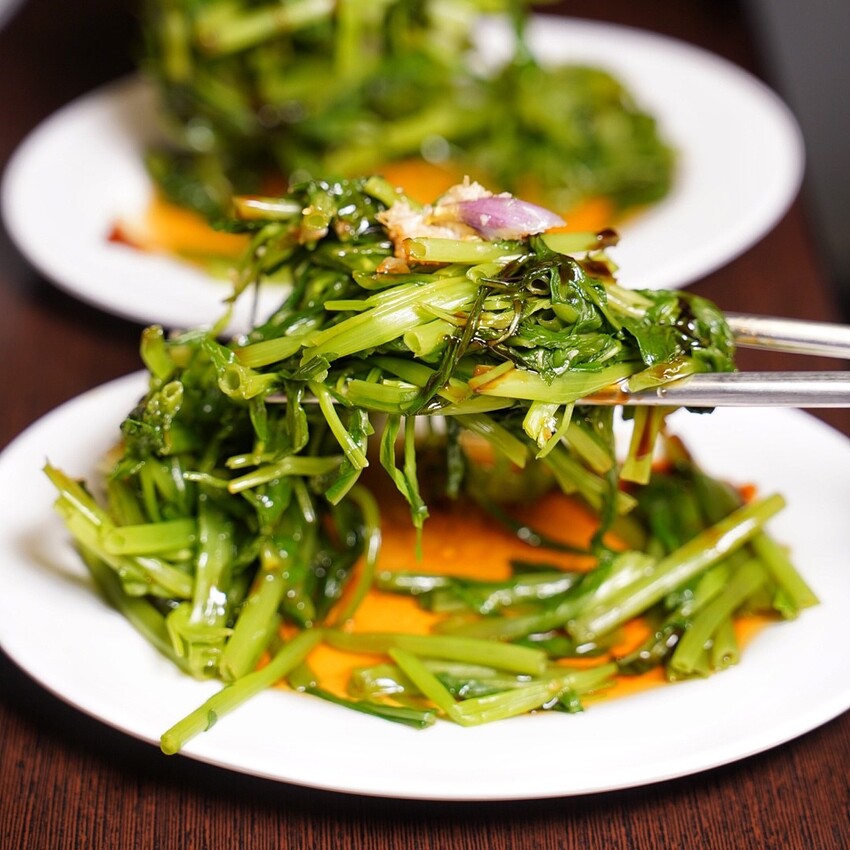 【龍虎海南雞飯】新竹巨城附近好吃的正宗新加坡海南雞飯，另有燒雞飯可以選擇！很推薦再來份川味口水雞、龍虎燒蛋，飯後再來一杯薏仁水好滿足～ - 阿華田的美食日記