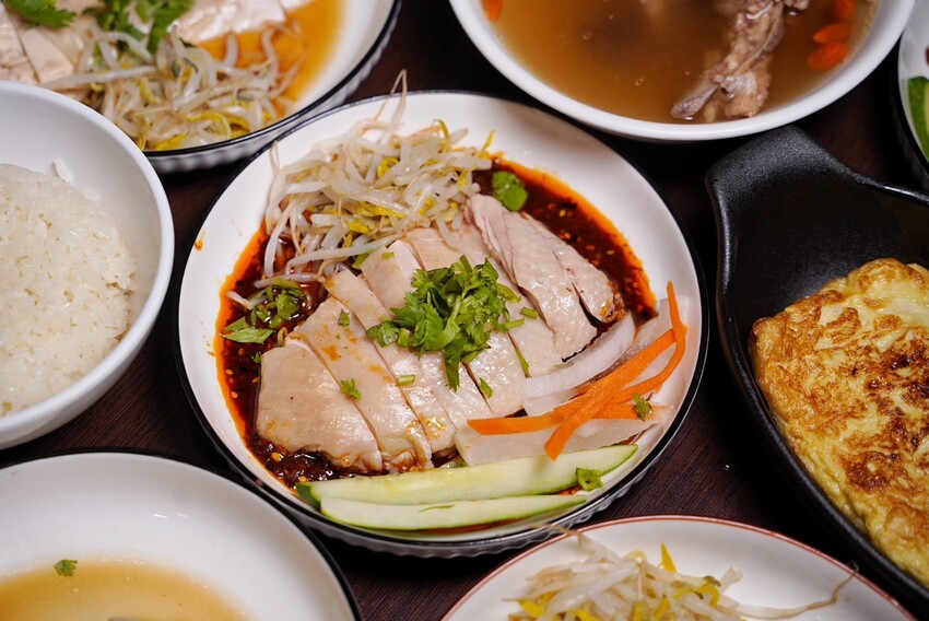 【龍虎海南雞飯】新竹巨城附近好吃的正宗新加坡海南雞飯，另有燒雞飯可以選擇！很推薦再來份川味口水雞、龍虎燒蛋，飯後再來一杯薏仁水好滿足～ - 阿華田的美食日記