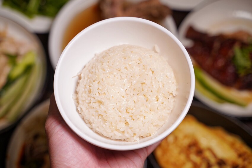 【龍虎海南雞飯】新竹巨城附近好吃的正宗新加坡海南雞飯，另有燒雞飯可以選擇！很推薦再來份川味口水雞、龍虎燒蛋，飯後再來一杯薏仁水好滿足～ - 阿華田的美食日記