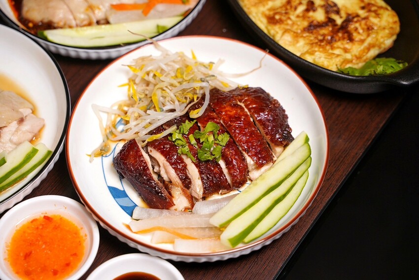 【龍虎海南雞飯】新竹巨城附近好吃的正宗新加坡海南雞飯，另有燒雞飯可以選擇！很推薦再來份川味口水雞、龍虎燒蛋，飯後再來一杯薏仁水好滿足～ - 阿華田的美食日記