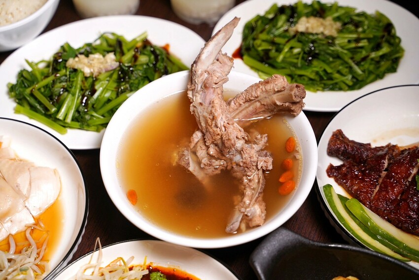 【龍虎海南雞飯】新竹巨城附近好吃的正宗新加坡海南雞飯，另有燒雞飯可以選擇！很推薦再來份川味口水雞、龍虎燒蛋，飯後再來一杯薏仁水好滿足～ - 阿華田的美食日記