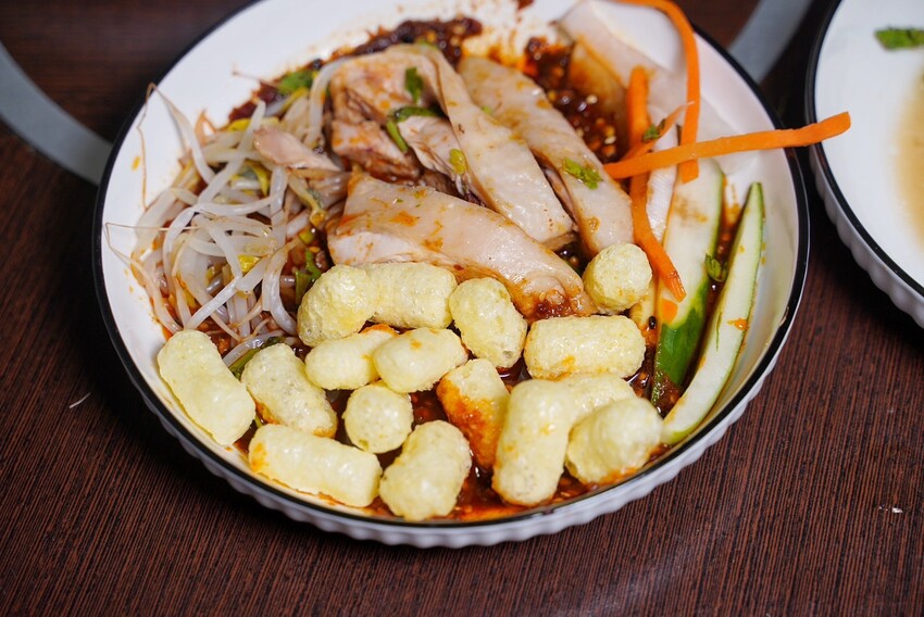 【龍虎海南雞飯】新竹巨城附近好吃的正宗新加坡海南雞飯，另有燒雞飯可以選擇！很推薦再來份川味口水雞、龍虎燒蛋，飯後再來一杯薏仁水好滿足～ - 阿華田的美食日記