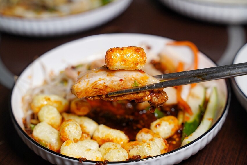 【龍虎海南雞飯】新竹巨城附近好吃的正宗新加坡海南雞飯，另有燒雞飯可以選擇！很推薦再來份川味口水雞、龍虎燒蛋，飯後再來一杯薏仁水好滿足～ - 阿華田的美食日記