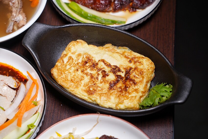 【龍虎海南雞飯】新竹巨城附近好吃的正宗新加坡海南雞飯，另有燒雞飯可以選擇！很推薦再來份川味口水雞、龍虎燒蛋，飯後再來一杯薏仁水好滿足～ - 阿華田的美食日記