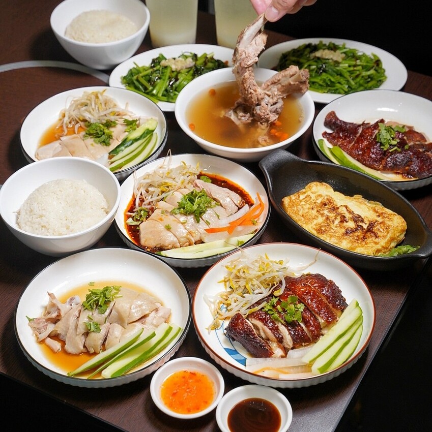 【龍虎海南雞飯】新竹巨城附近好吃的正宗新加坡海南雞飯，另有燒雞飯可以選擇！很推薦再來份川味口水雞、龍虎燒蛋，飯後再來一杯薏仁水好滿足～ - 阿華田的美食日記