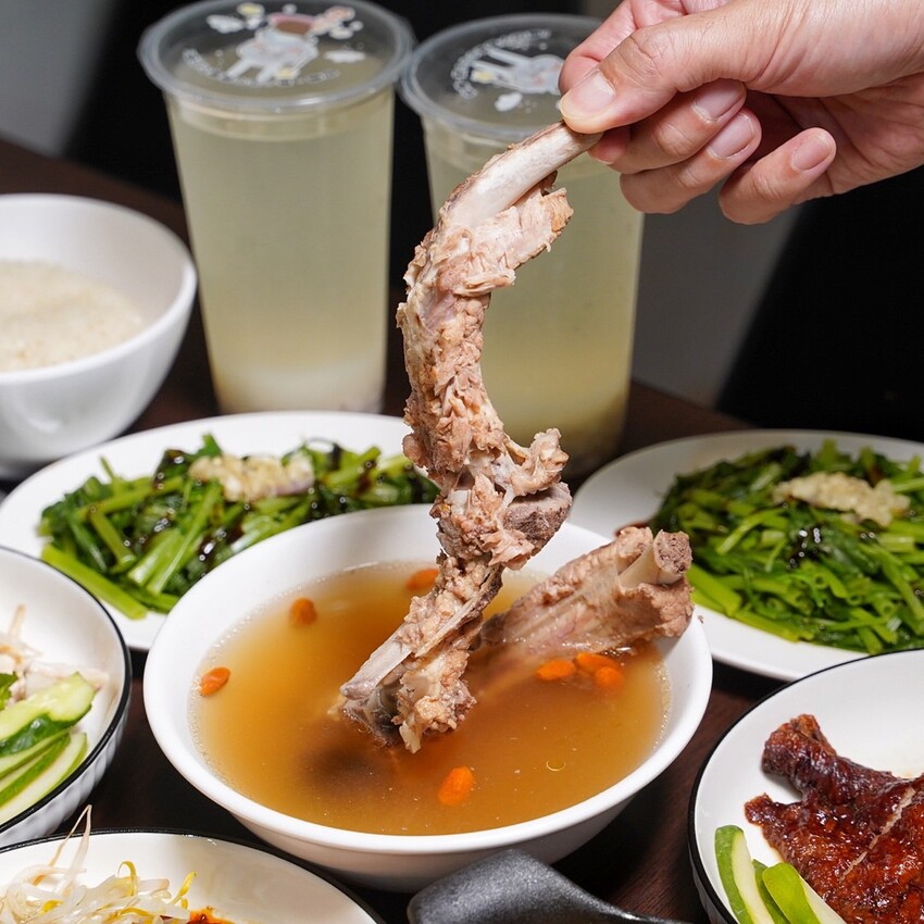 【龍虎海南雞飯】新竹巨城附近好吃的正宗新加坡海南雞飯，另有燒雞飯可以選擇！很推薦再來份川味口水雞、龍虎燒蛋，飯後再來一杯薏仁水好滿足～ - 阿華田的美食日記