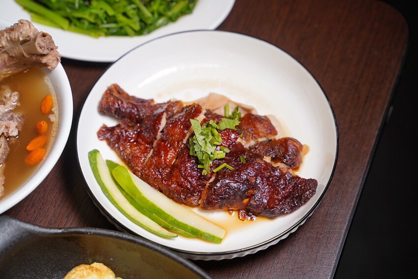 【龍虎海南雞飯】新竹巨城附近好吃的正宗新加坡海南雞飯，另有燒雞飯可以選擇！很推薦再來份川味口水雞、龍虎燒蛋，飯後再來一杯薏仁水好滿足～ - 阿華田的美食日記