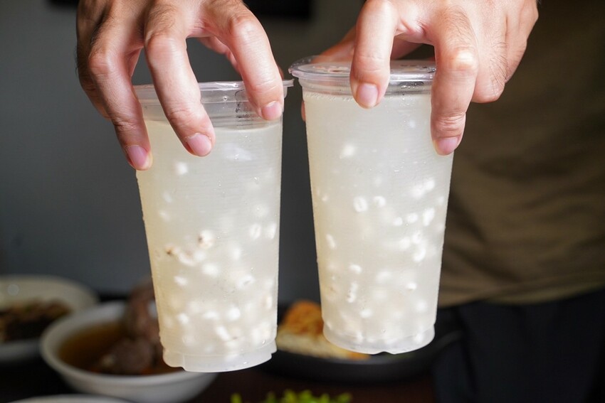 【龍虎海南雞飯】新竹巨城附近好吃的正宗新加坡海南雞飯，另有燒雞飯可以選擇！很推薦再來份川味口水雞、龍虎燒蛋，飯後再來一杯薏仁水好滿足～ - 阿華田的美食日記