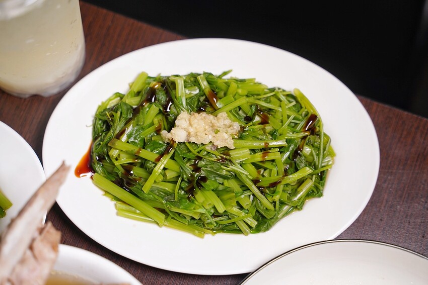 【龍虎海南雞飯】新竹巨城附近好吃的正宗新加坡海南雞飯，另有燒雞飯可以選擇！很推薦再來份川味口水雞、龍虎燒蛋，飯後再來一杯薏仁水好滿足～ - 阿華田的美食日記