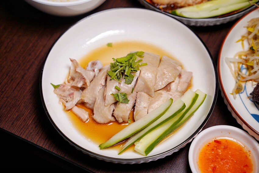 【龍虎海南雞飯】新竹巨城附近好吃的正宗新加坡海南雞飯，另有燒雞飯可以選擇！很推薦再來份川味口水雞、龍虎燒蛋，飯後再來一杯薏仁水好滿足～ - 阿華田的美食日記