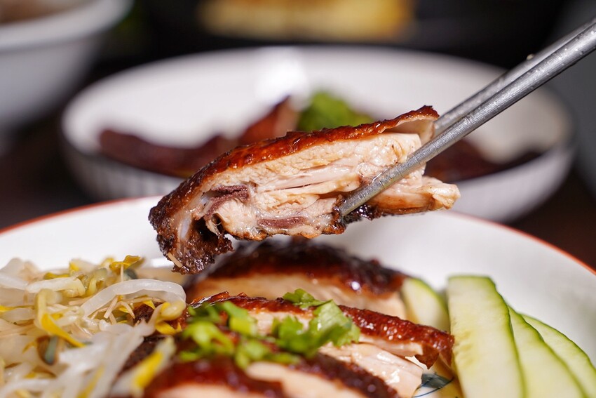 【龍虎海南雞飯】新竹巨城附近好吃的正宗新加坡海南雞飯，另有燒雞飯可以選擇！很推薦再來份川味口水雞、龍虎燒蛋，飯後再來一杯薏仁水好滿足～ - 阿華田的美食日記