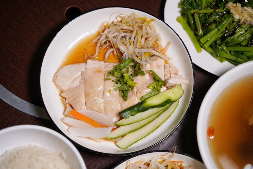 【龍虎海南雞飯】新竹巨城附近好吃的正宗新加坡海南雞飯，另有燒雞飯可以選擇！很推薦再來份川味口水雞、龍虎燒蛋，飯後再來一杯薏仁水好滿足～ - 阿華田的美食日記