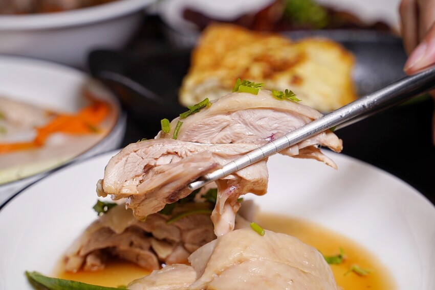 【龍虎海南雞飯】新竹巨城附近好吃的正宗新加坡海南雞飯，另有燒雞飯可以選擇！很推薦再來份川味口水雞、龍虎燒蛋，飯後再來一杯薏仁水好滿足～ - 阿華田的美食日記