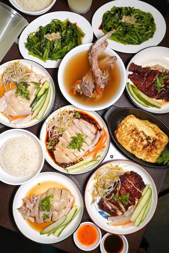 【龍虎海南雞飯】新竹巨城附近好吃的正宗新加坡海南雞飯，另有燒雞飯可以選擇！很推薦再來份川味口水雞、龍虎燒蛋，飯後再來一杯薏仁水好滿足～ - 阿華田的美食日記