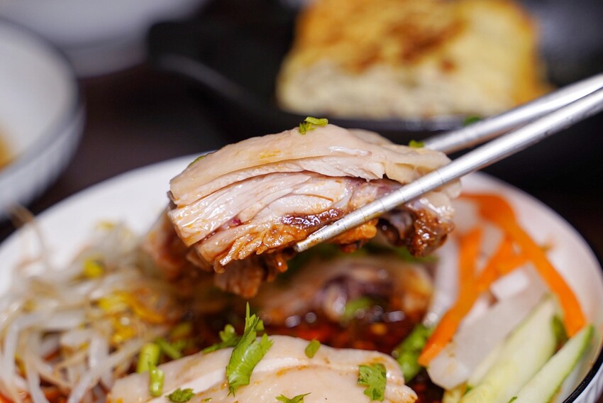 【龍虎海南雞飯】新竹巨城附近好吃的正宗新加坡海南雞飯，另有燒雞飯可以選擇！很推薦再來份川味口水雞、龍虎燒蛋，飯後再來一杯薏仁水好滿足～ - 阿華田的美食日記