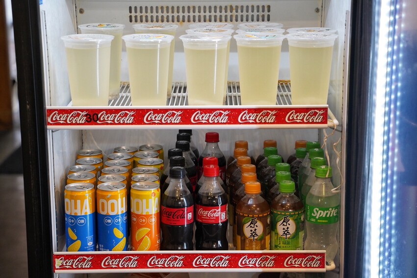 【龍虎海南雞飯】新竹巨城附近好吃的正宗新加坡海南雞飯，另有燒雞飯可以選擇！很推薦再來份川味口水雞、龍虎燒蛋，飯後再來一杯薏仁水好滿足～ - 阿華田的美食日記