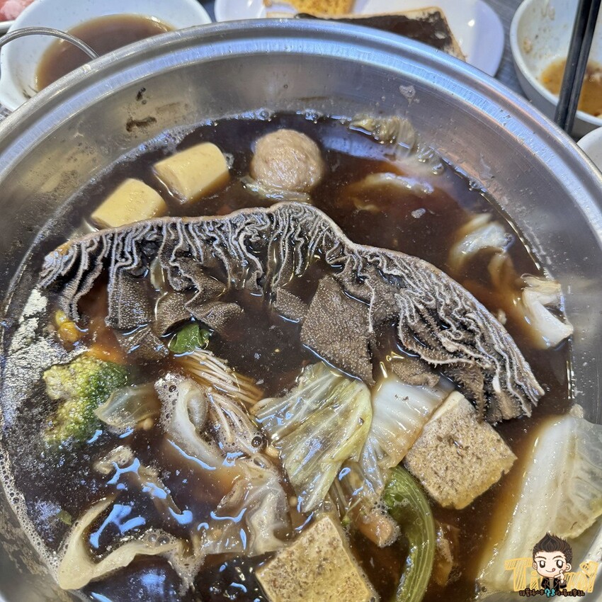 苗栗縣頭份市苗栗頭份不打羊。羊肉爐牛肉爐吃到飽! 全台最多最豐富百種食材吃到飽只要530元起! 當月壽星個人8折優惠! 90歲以上當月壽星個人免費招待! (菜單營業時間地址電話) - 跟著踢小米吃喝玩