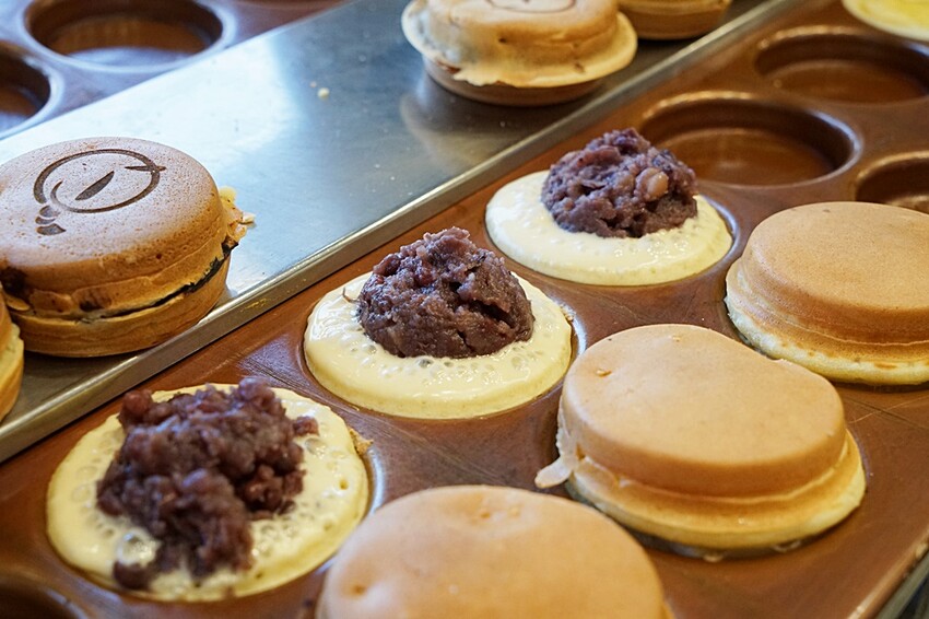 想要滿足平價又美味的下午茶就來這！！功夫茶王、咀嚼系38奶霸，手作紅豆餅鹹甜口味一咬就爆餡！！