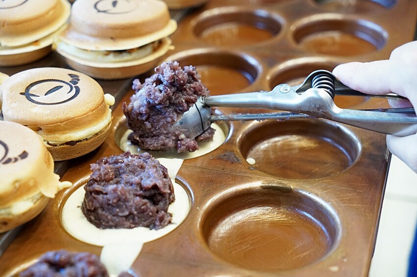 想要滿足平價又美味的下午茶就來這！！功夫茶王、咀嚼系38奶霸，手作紅豆餅鹹甜口味一咬就爆餡！！