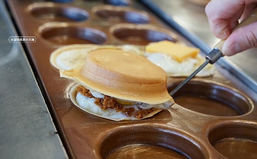 想要滿足平價又美味的下午茶就來這！！功夫茶王、咀嚼系38奶霸，手作紅豆餅鹹甜口味一咬就爆餡！！