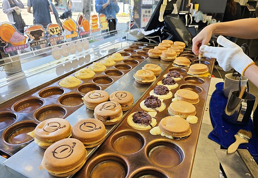 想要滿足平價又美味的下午茶就來這！！功夫茶王、咀嚼系38奶霸，手作紅豆餅鹹甜口味一咬就爆餡！！