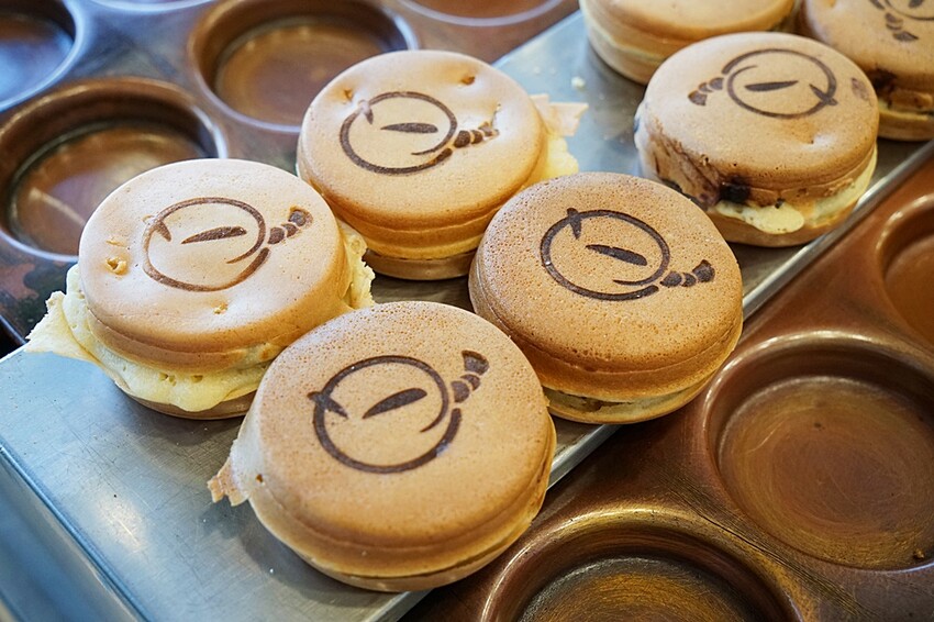 想要滿足平價又美味的下午茶就來這！！功夫茶王、咀嚼系38奶霸，手作紅豆餅鹹甜口味一咬就爆餡！！